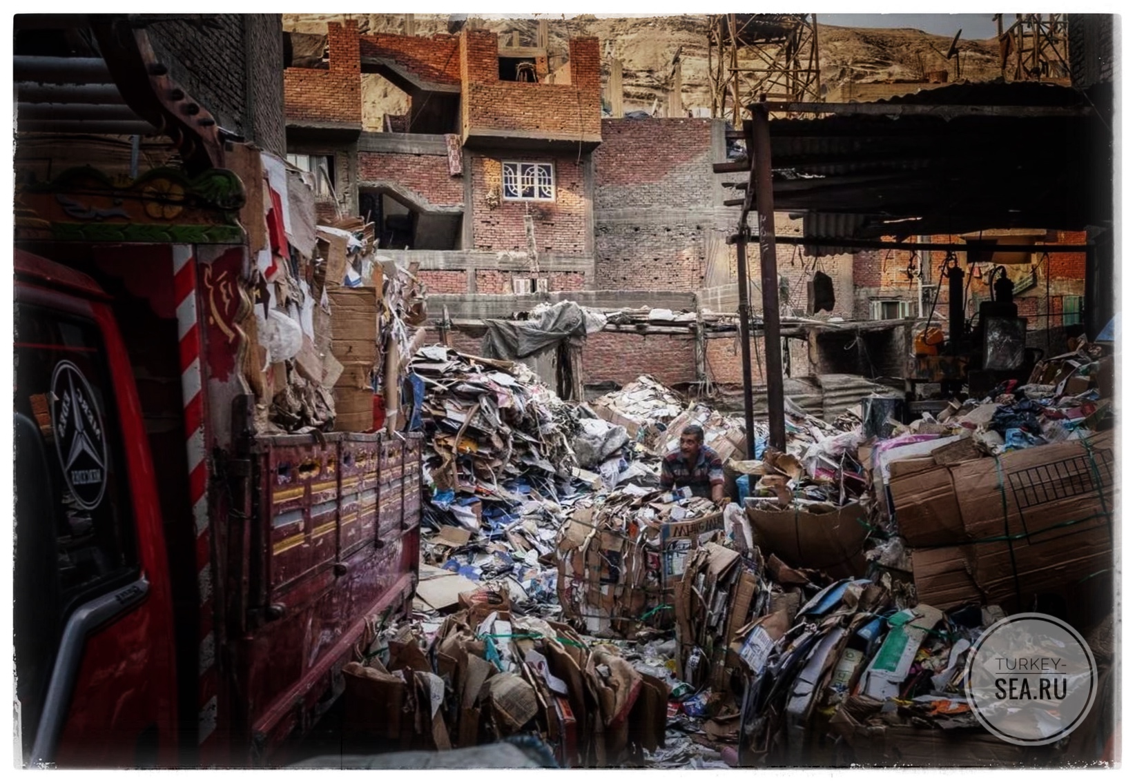В районе мусорке. Маншият-Насир Египет. Маншият-Насир город мусорщиков. Город мусорщиков в Египте. Заббалин Каир.
